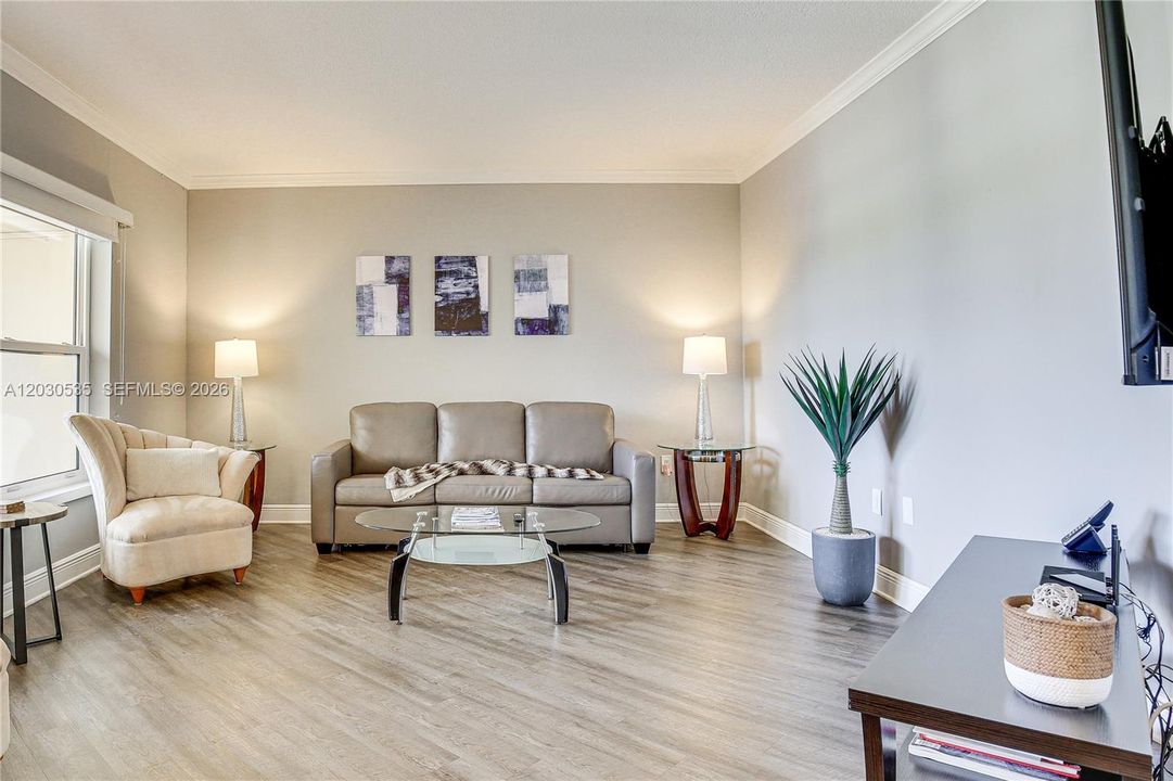 For Sale: $575,000 (1 beds, 1 baths, 685 Square Feet)