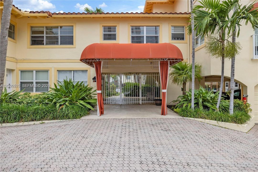 For Sale: $575,000 (1 beds, 1 baths, 685 Square Feet)