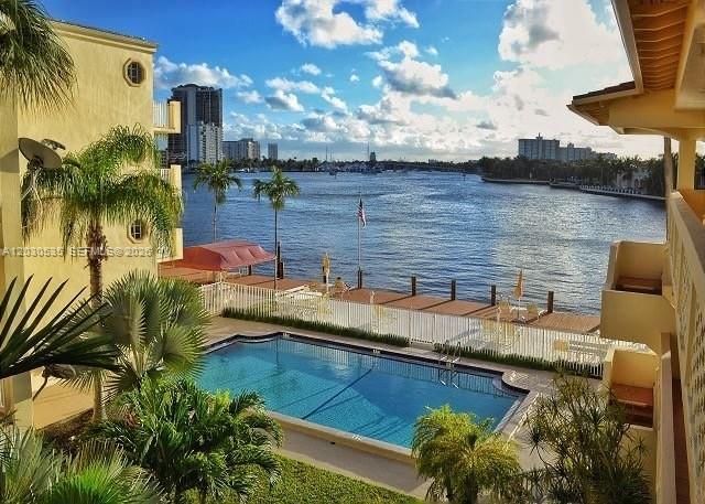 For Sale: $575,000 (1 beds, 1 baths, 685 Square Feet)