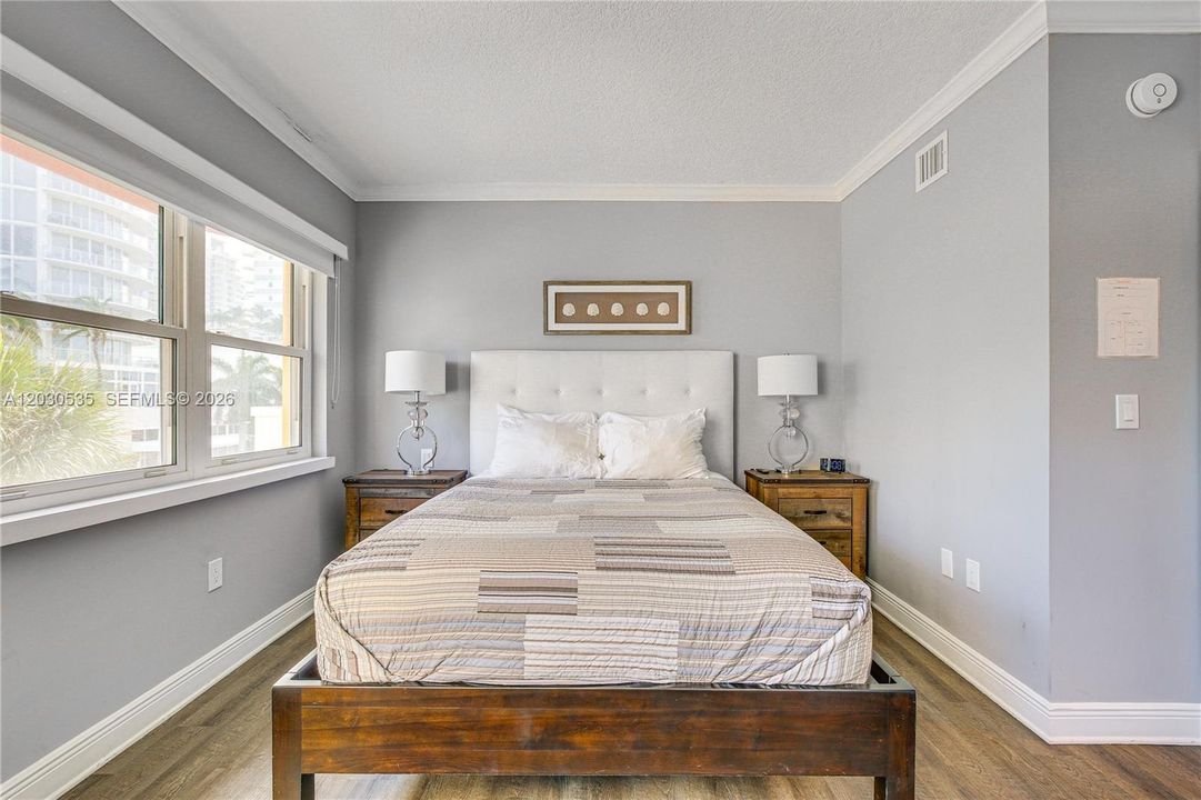 For Sale: $575,000 (1 beds, 1 baths, 685 Square Feet)
