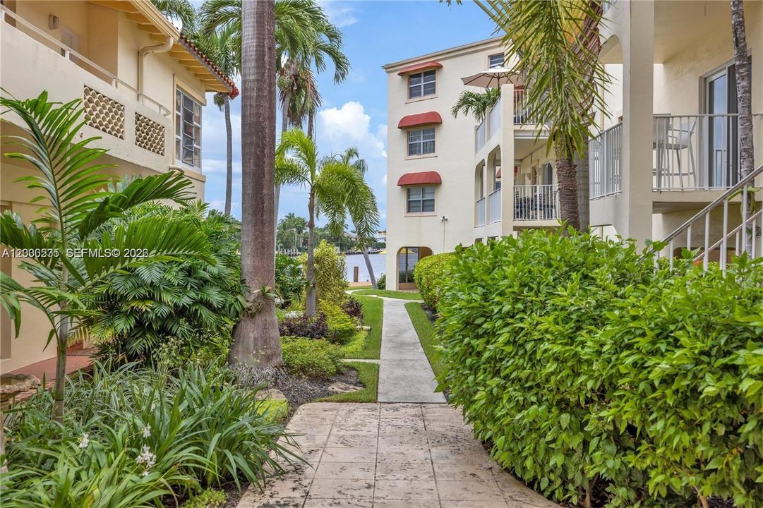 For Sale: $575,000 (1 beds, 1 baths, 685 Square Feet)