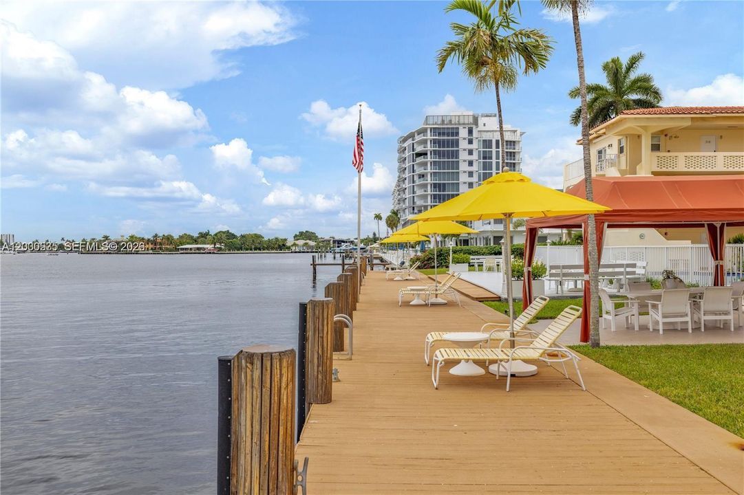 For Sale: $575,000 (1 beds, 1 baths, 685 Square Feet)