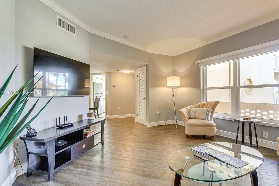 For Sale: $575,000 (1 beds, 1 baths, 685 Square Feet)