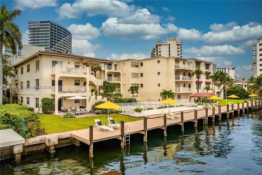 For Sale: $575,000 (1 beds, 1 baths, 685 Square Feet)