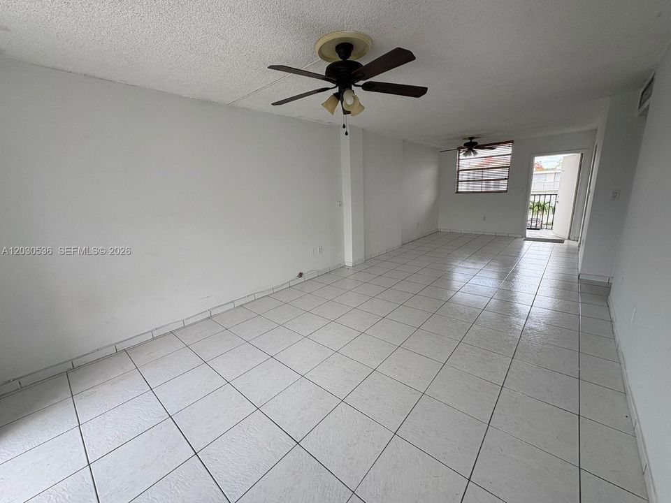 For Rent: $2,150 (1 beds, 2 baths, 1090 Square Feet)