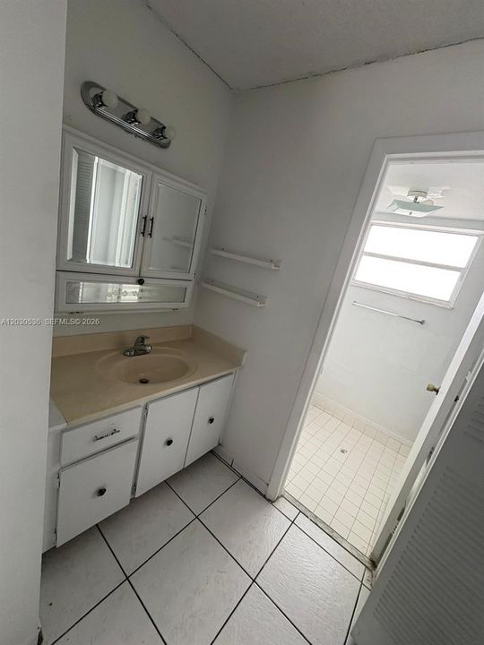 For Rent: $2,150 (1 beds, 2 baths, 1090 Square Feet)