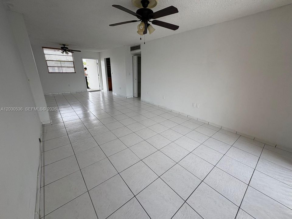 For Rent: $2,150 (1 beds, 2 baths, 1090 Square Feet)