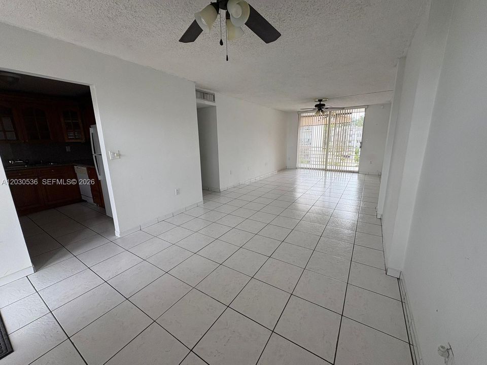 For Rent: $2,150 (1 beds, 2 baths, 1090 Square Feet)