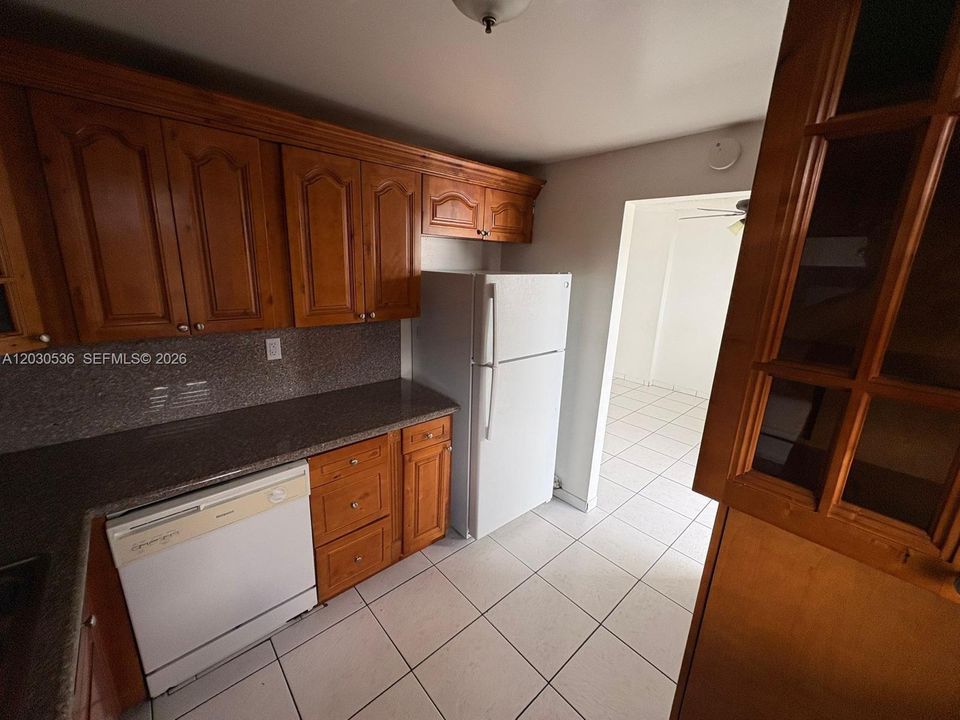 For Rent: $2,150 (1 beds, 2 baths, 1090 Square Feet)