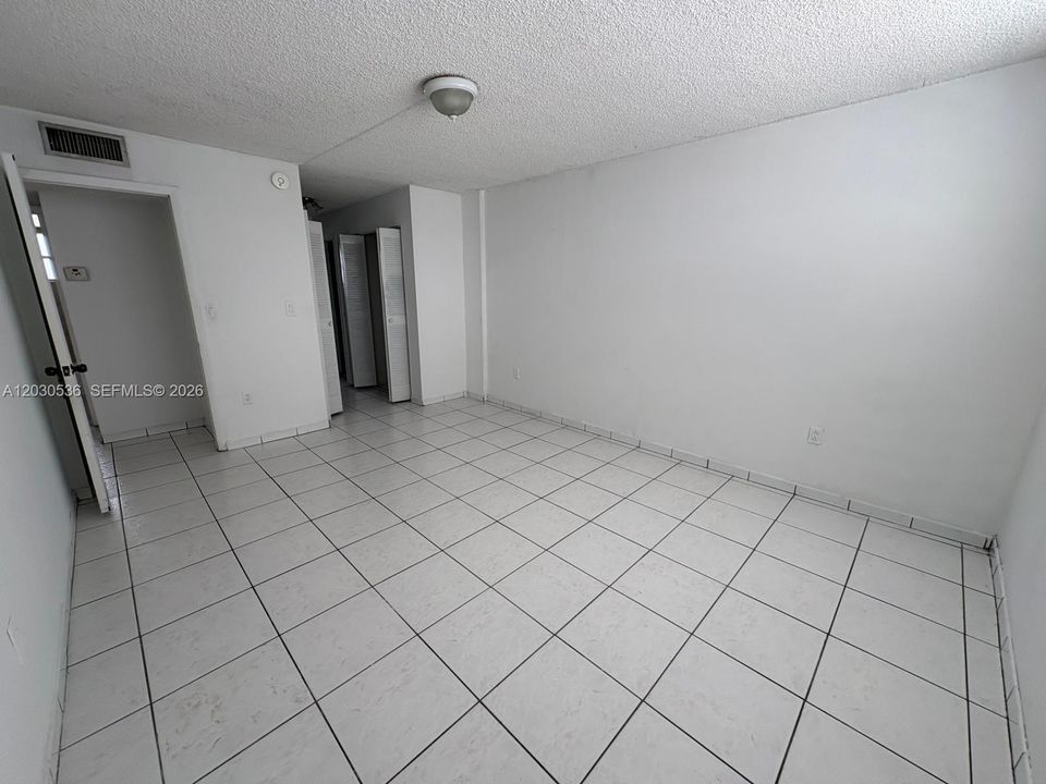 For Rent: $2,150 (1 beds, 2 baths, 1090 Square Feet)