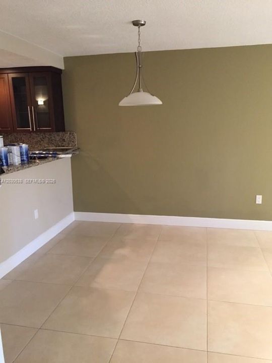 For Rent: $2,100 (1 beds, 1 baths, 736 Square Feet)