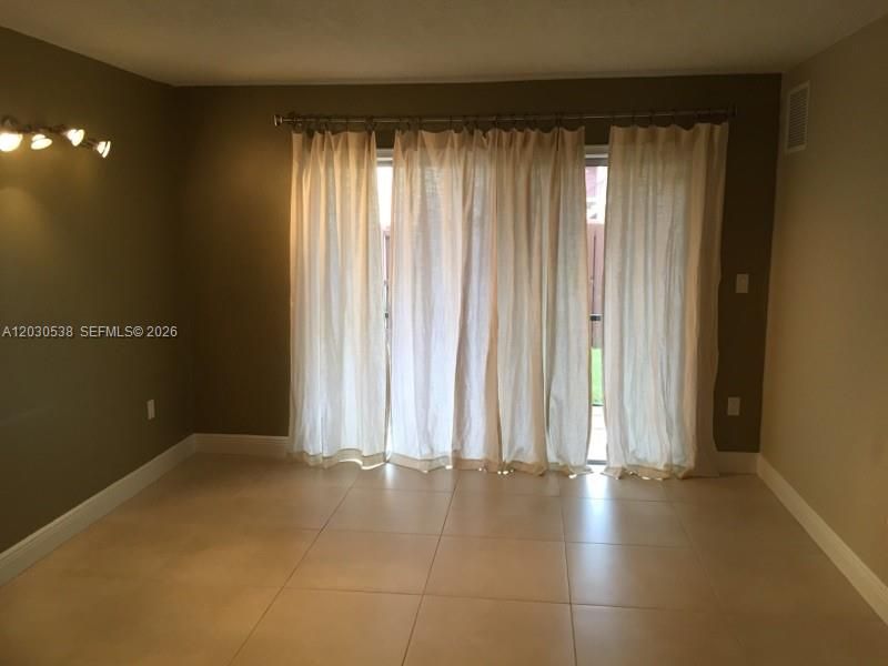 For Rent: $2,100 (1 beds, 1 baths, 736 Square Feet)