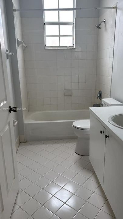 Activo con contrato: $2,000 (3 camas, 2 baños, 1062 Pies cuadrados)