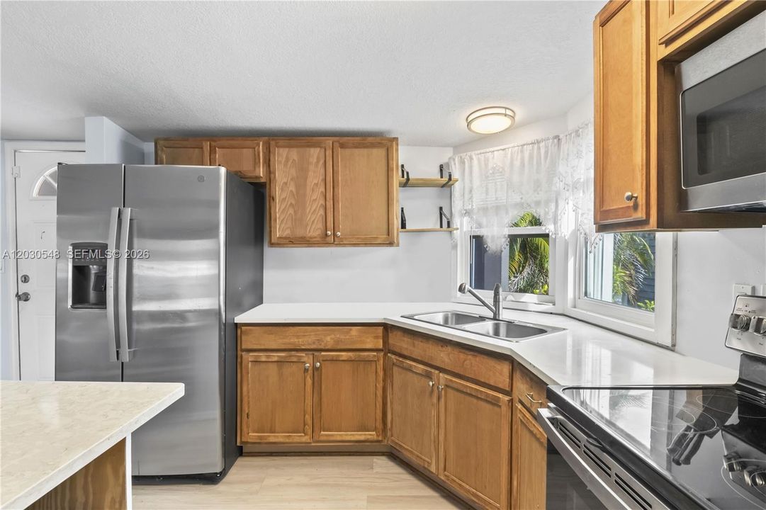 На продажу: $188,000 (2 спален, 2 ванн, 826 Квадратных фут)