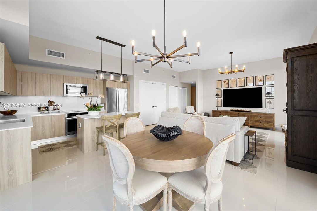 For Sale: $1,075,000 (2 beds, 2 baths, 1368 Square Feet)