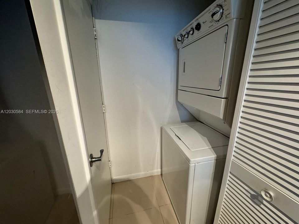 For Rent: $2,995 (1 beds, 1 baths, 806 Square Feet)