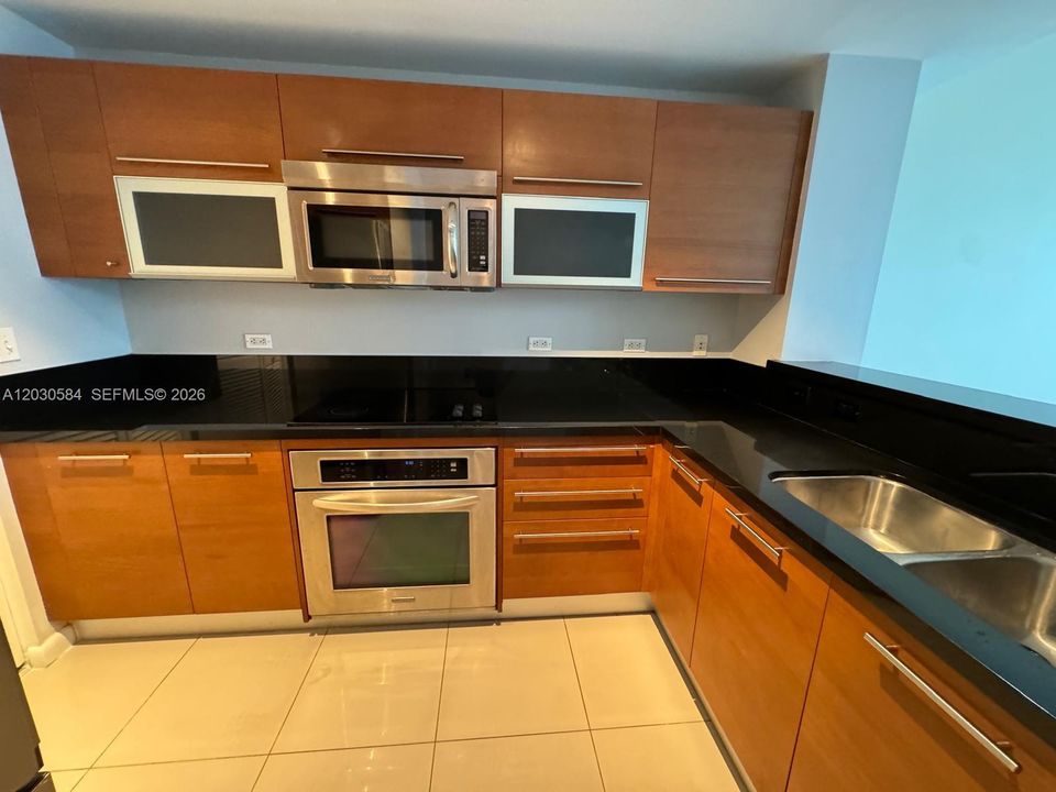 For Rent: $2,995 (1 beds, 1 baths, 806 Square Feet)