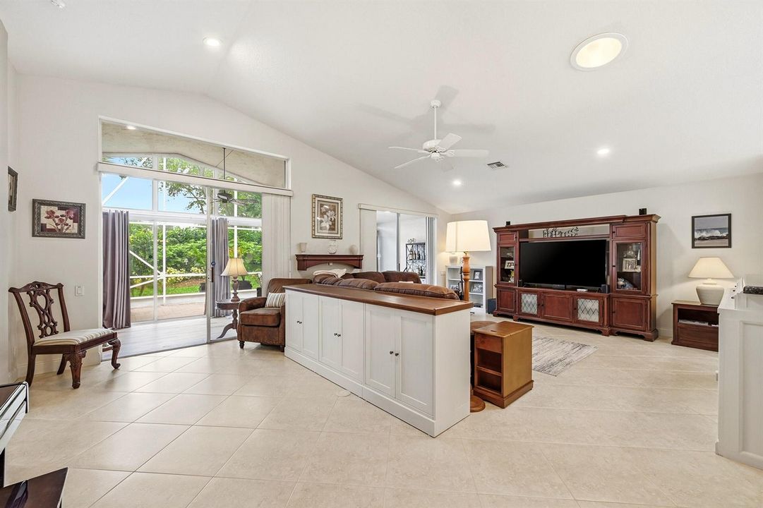 5081 Glenville Dr - Living 1