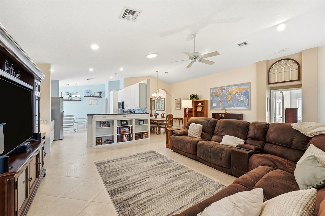 5081 Glenville Dr - Living 4