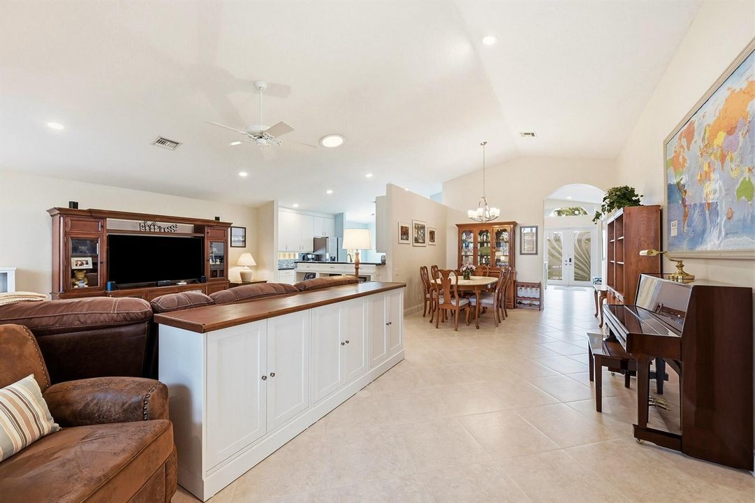 5081 Glenville Dr - Living 2