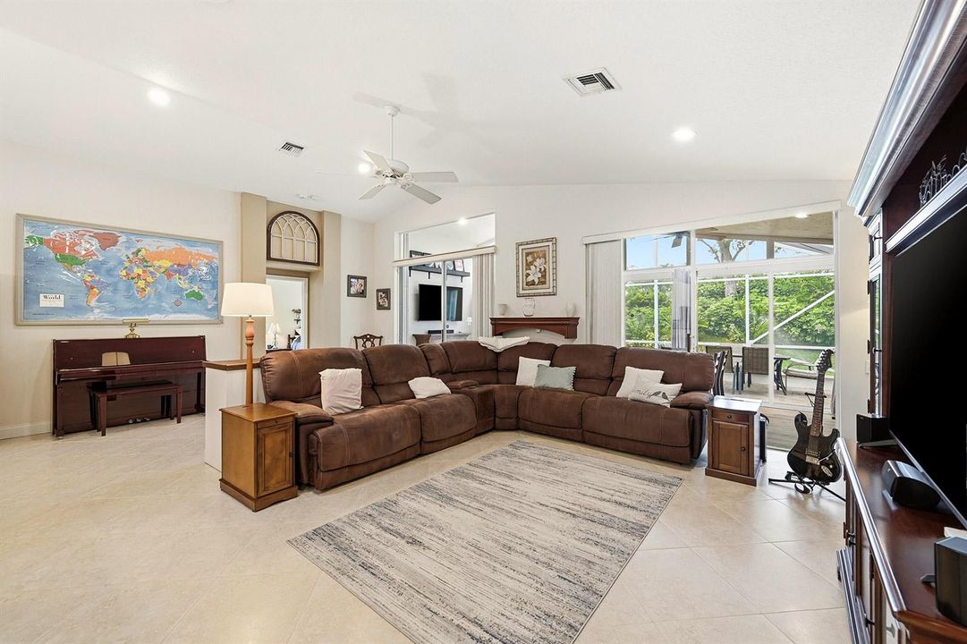 5081 Glenville Dr - Living 3