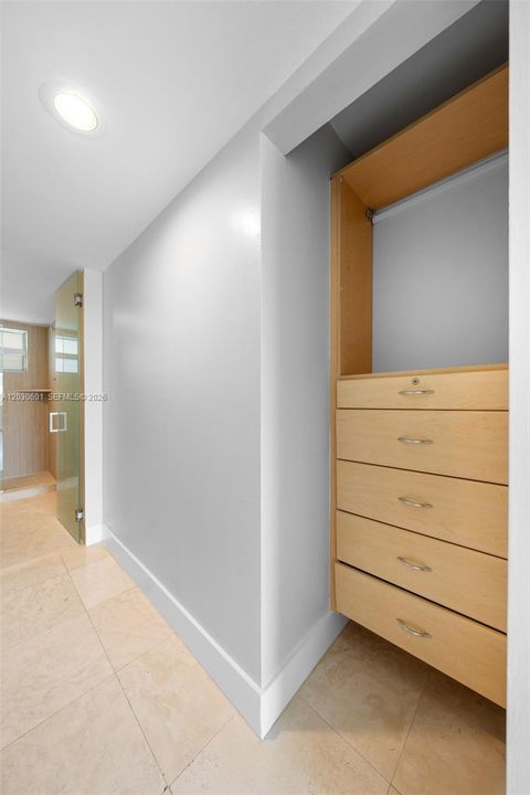 В аренду: $3,250 (1 спален, 1 ванн, 715 Квадратных фут)