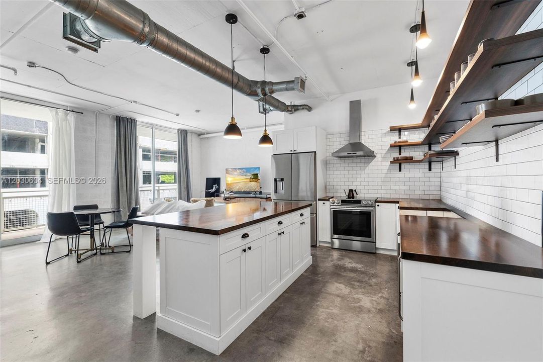 For Sale: $525,000 (1 beds, 2 baths, 963 Square Feet)