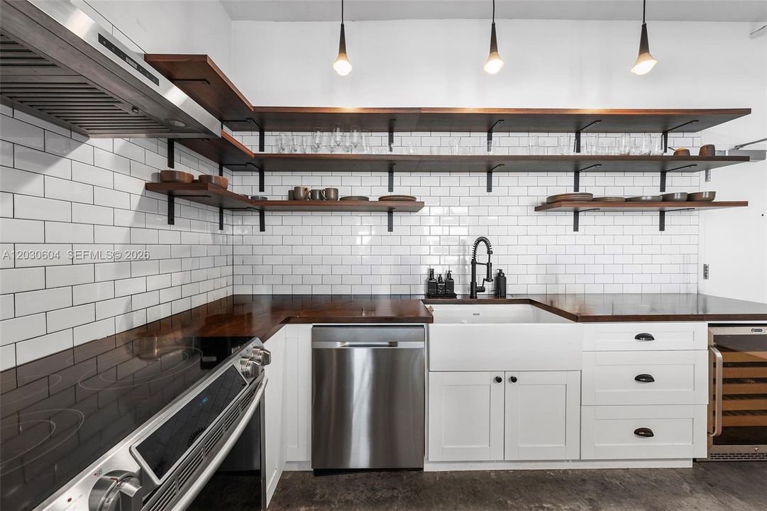 For Sale: $525,000 (1 beds, 2 baths, 963 Square Feet)