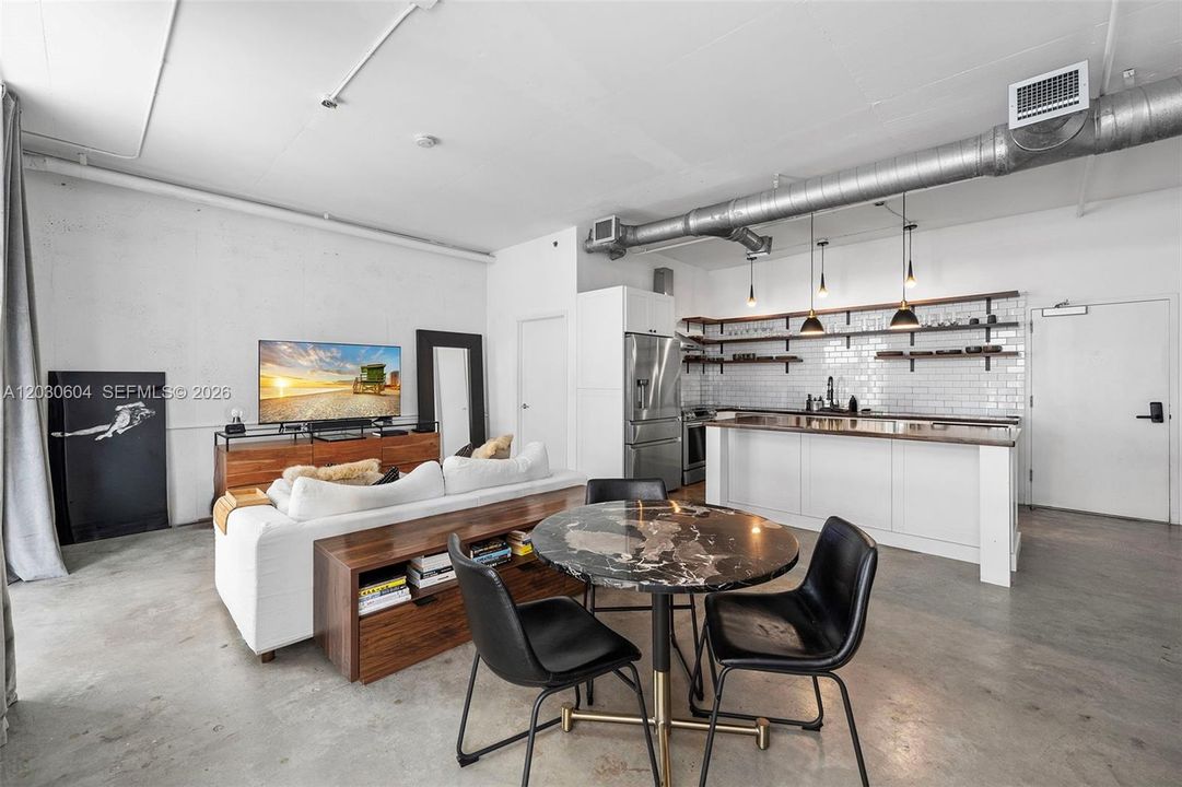 For Sale: $525,000 (1 beds, 2 baths, 963 Square Feet)