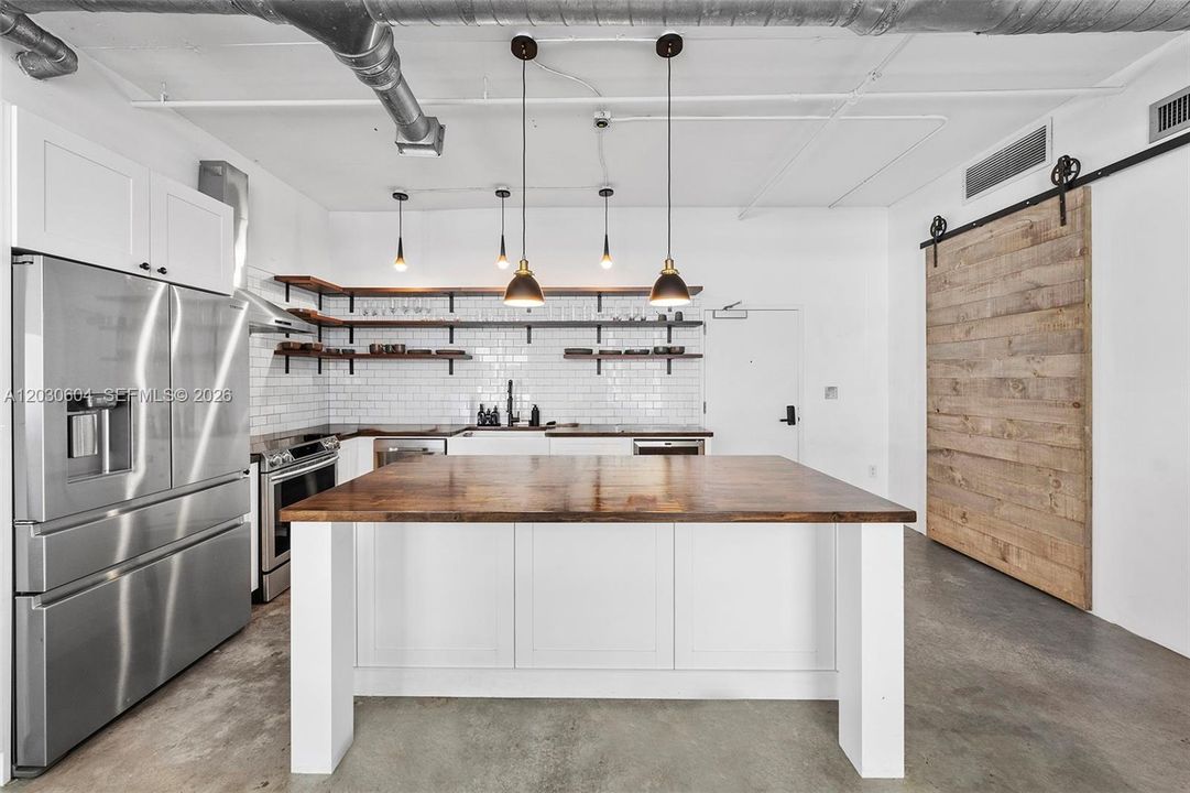 For Sale: $525,000 (1 beds, 2 baths, 963 Square Feet)