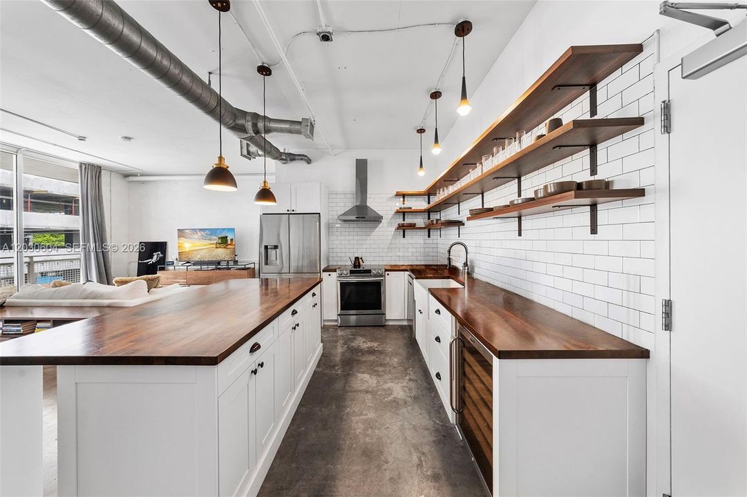 For Sale: $525,000 (1 beds, 2 baths, 963 Square Feet)