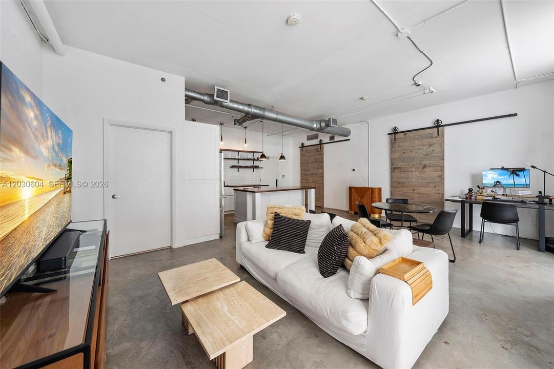 For Sale: $525,000 (1 beds, 2 baths, 963 Square Feet)