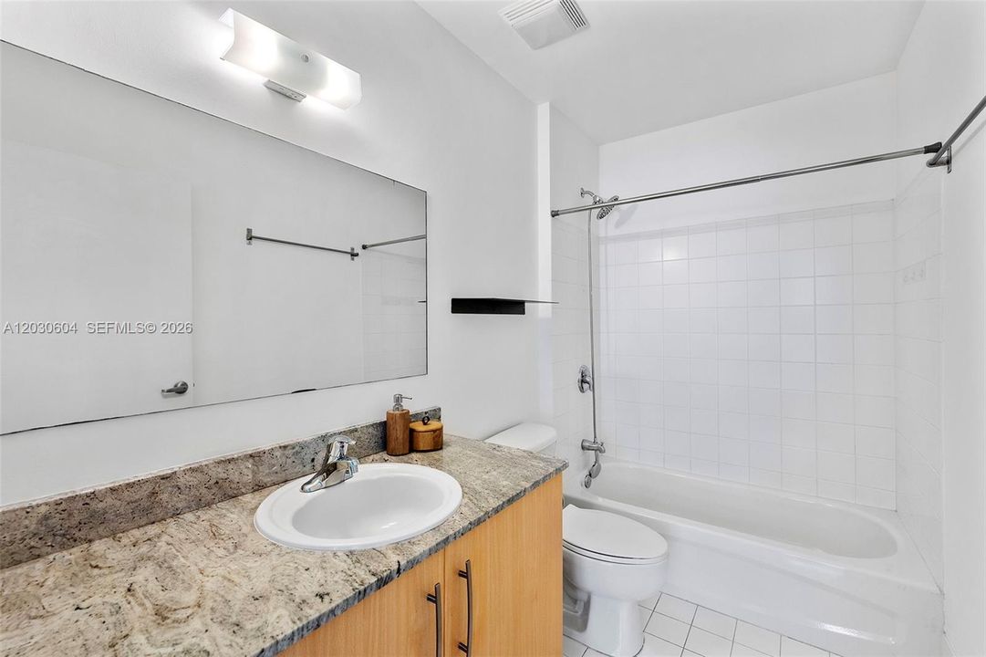 For Sale: $525,000 (1 beds, 2 baths, 963 Square Feet)