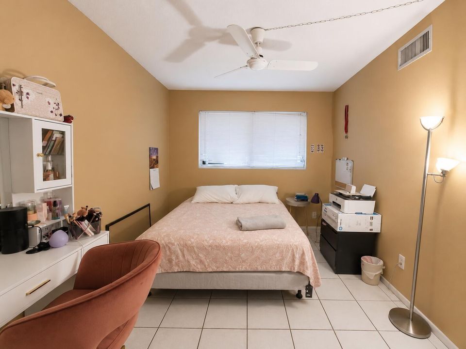 5203 NE 24 Terr, chat 2nd bdrm3