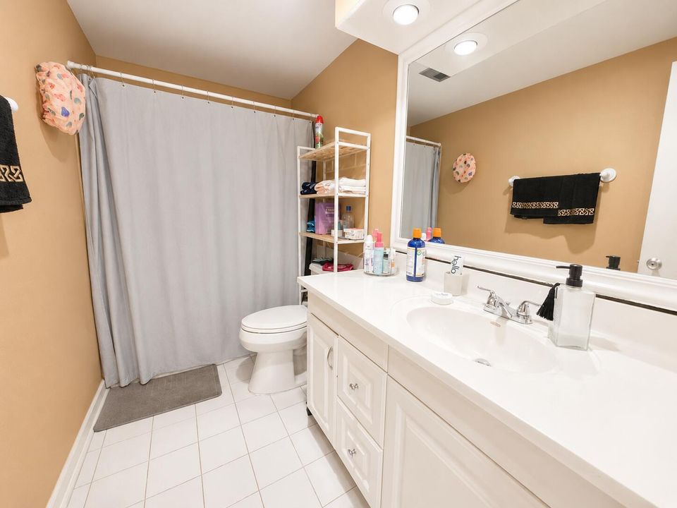 5203 NE 24 Terr, chat bath1