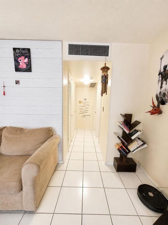 5203 NE 24 Terr, chat hallway
