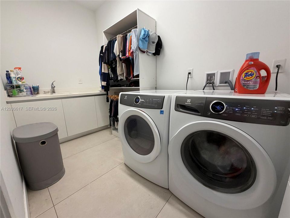 В аренду: $25,000 (7 спален, 8 ванн, 7681 Квадратных фут)