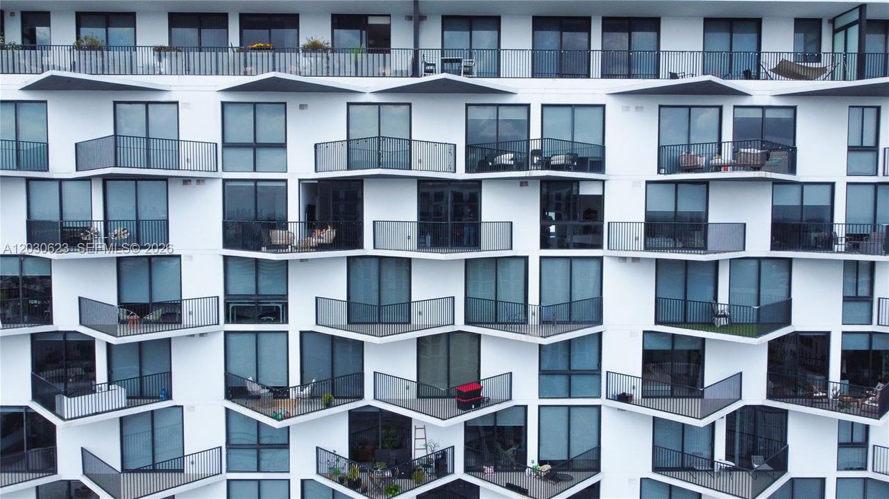 For Sale: $385,555 (1 beds, 1 baths, 698 Square Feet)
