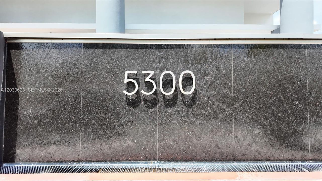 For Sale: $385,555 (1 beds, 1 baths, 698 Square Feet)