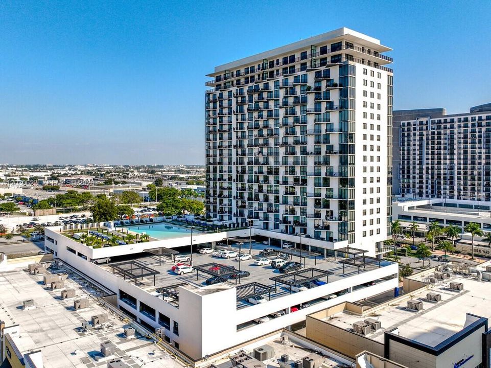 For Sale: $385,555 (1 beds, 1 baths, 698 Square Feet)