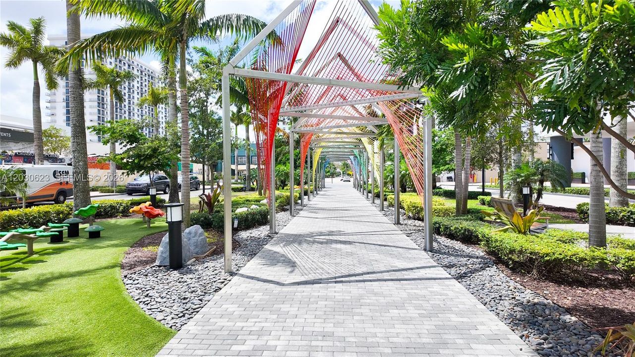 For Sale: $385,555 (1 beds, 1 baths, 698 Square Feet)