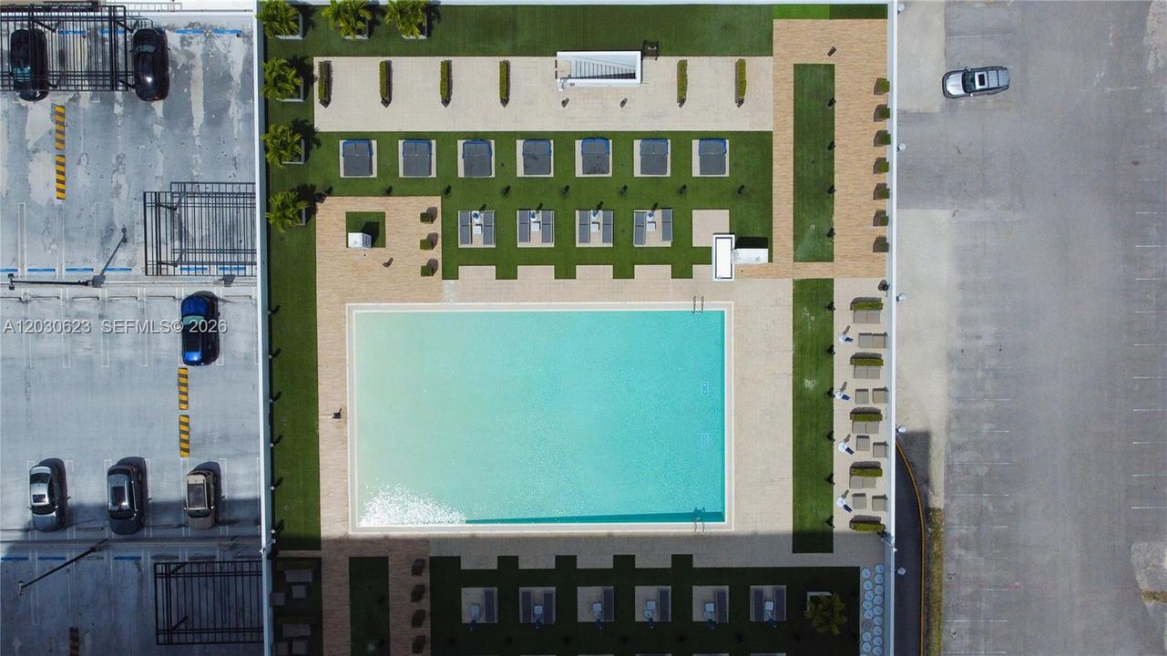 For Sale: $385,555 (1 beds, 1 baths, 698 Square Feet)