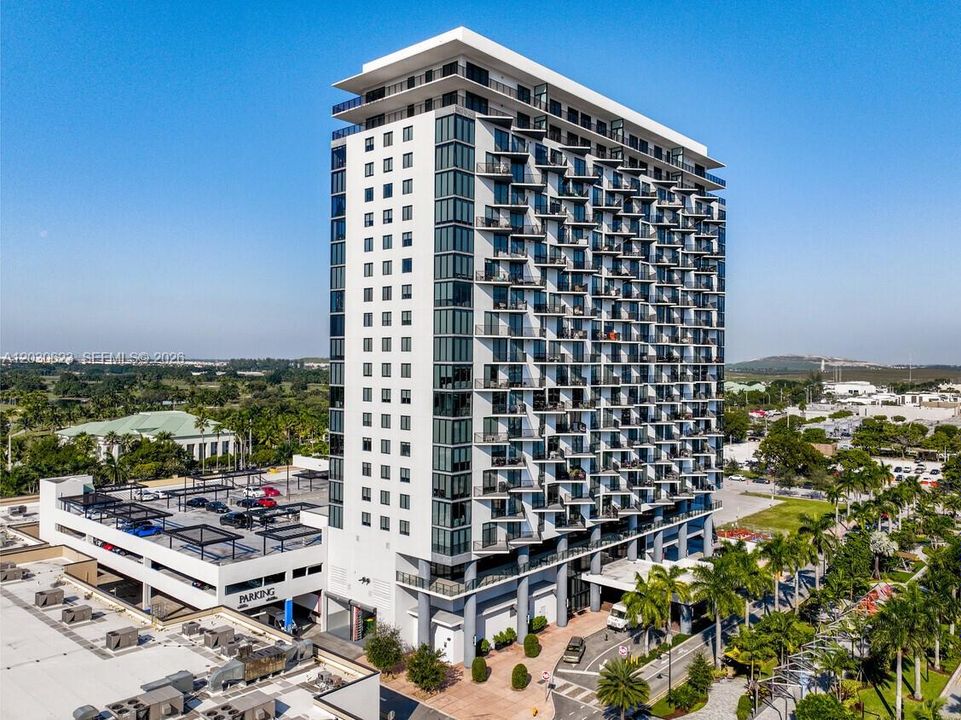 For Sale: $385,555 (1 beds, 1 baths, 698 Square Feet)