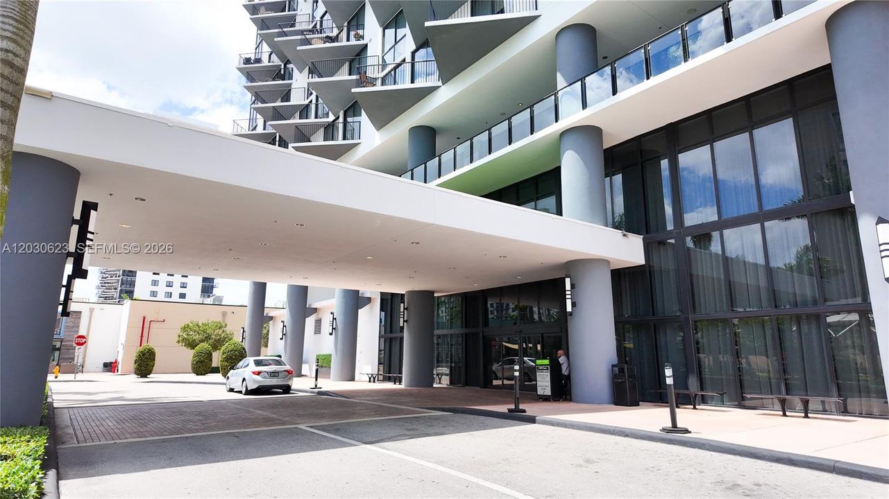 For Sale: $385,555 (1 beds, 1 baths, 698 Square Feet)