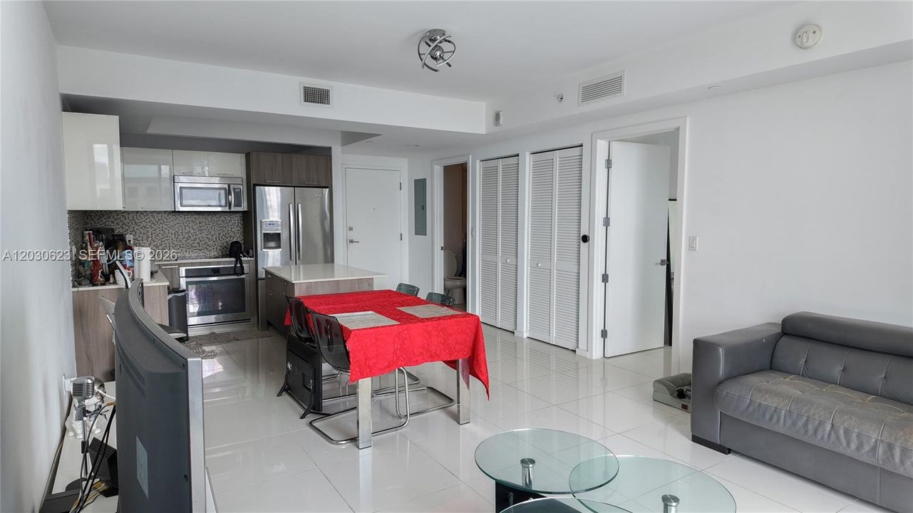 For Sale: $385,555 (1 beds, 1 baths, 698 Square Feet)