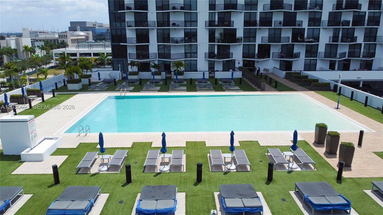 For Sale: $385,555 (1 beds, 1 baths, 698 Square Feet)