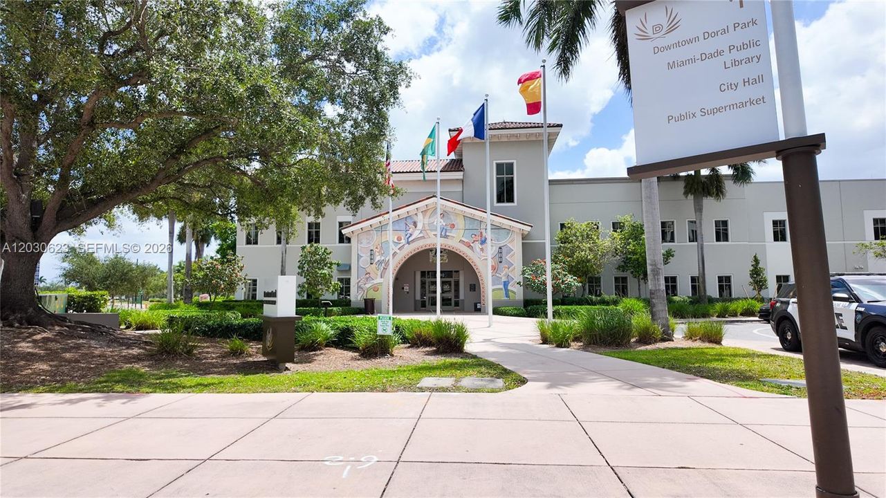 For Sale: $385,555 (1 beds, 1 baths, 698 Square Feet)