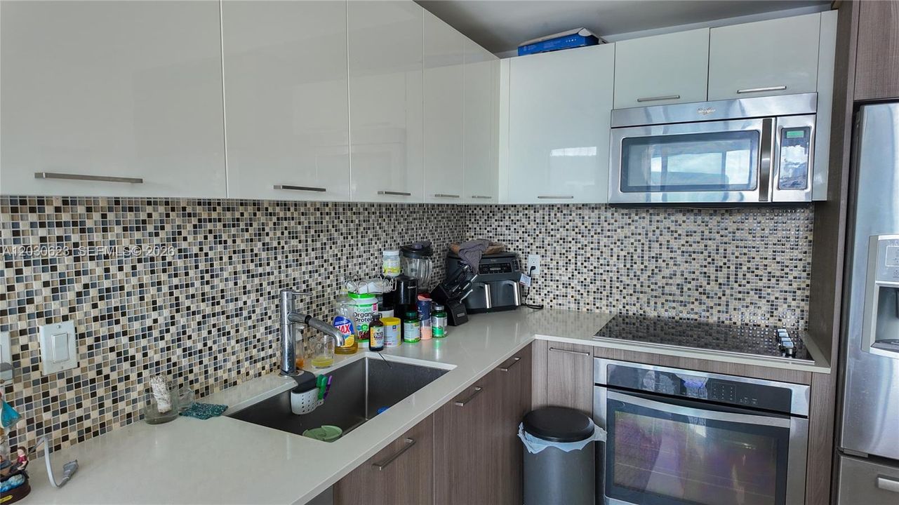 For Sale: $385,555 (1 beds, 1 baths, 698 Square Feet)