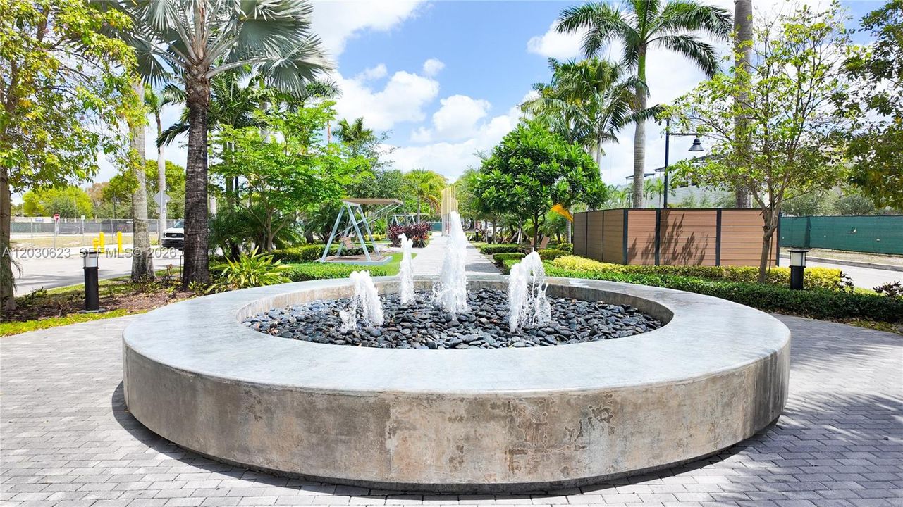 For Sale: $385,555 (1 beds, 1 baths, 698 Square Feet)