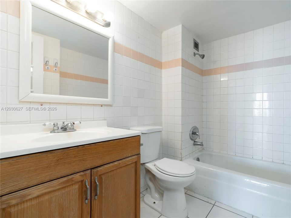 Activo con contrato: $2,550 (1 camas, 1 baños, 1006 Pies cuadrados)